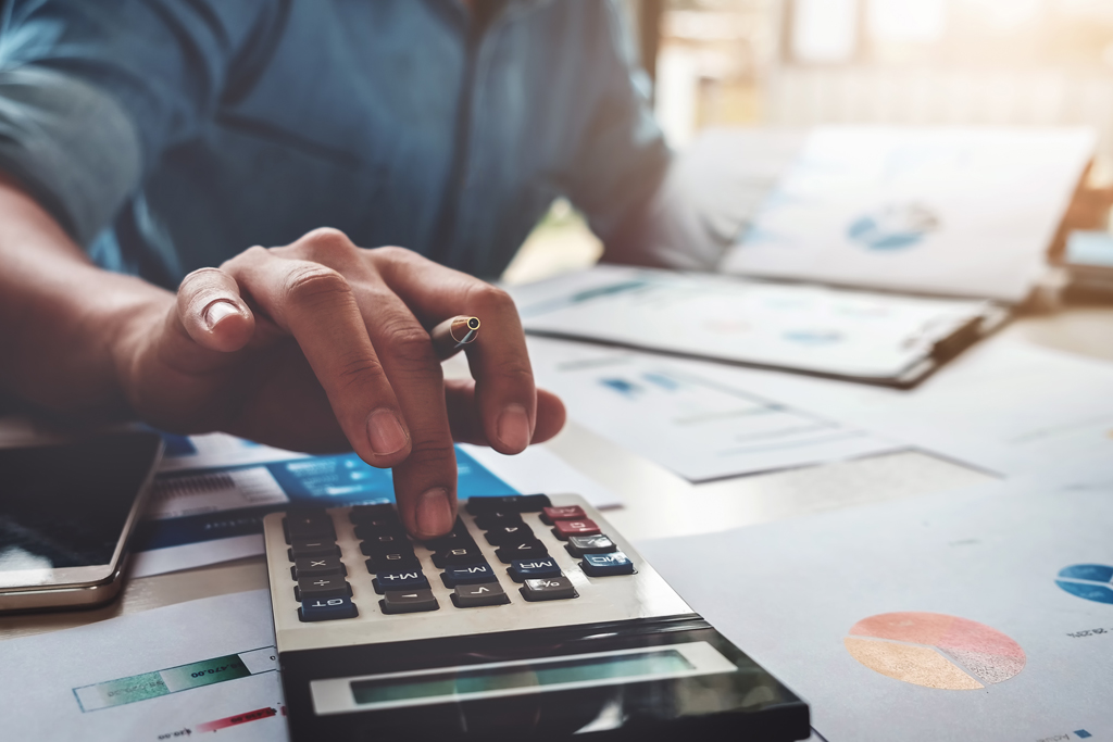 چه کسی باید مالیات نقل و انتقال سهام را پرداخت کند؟